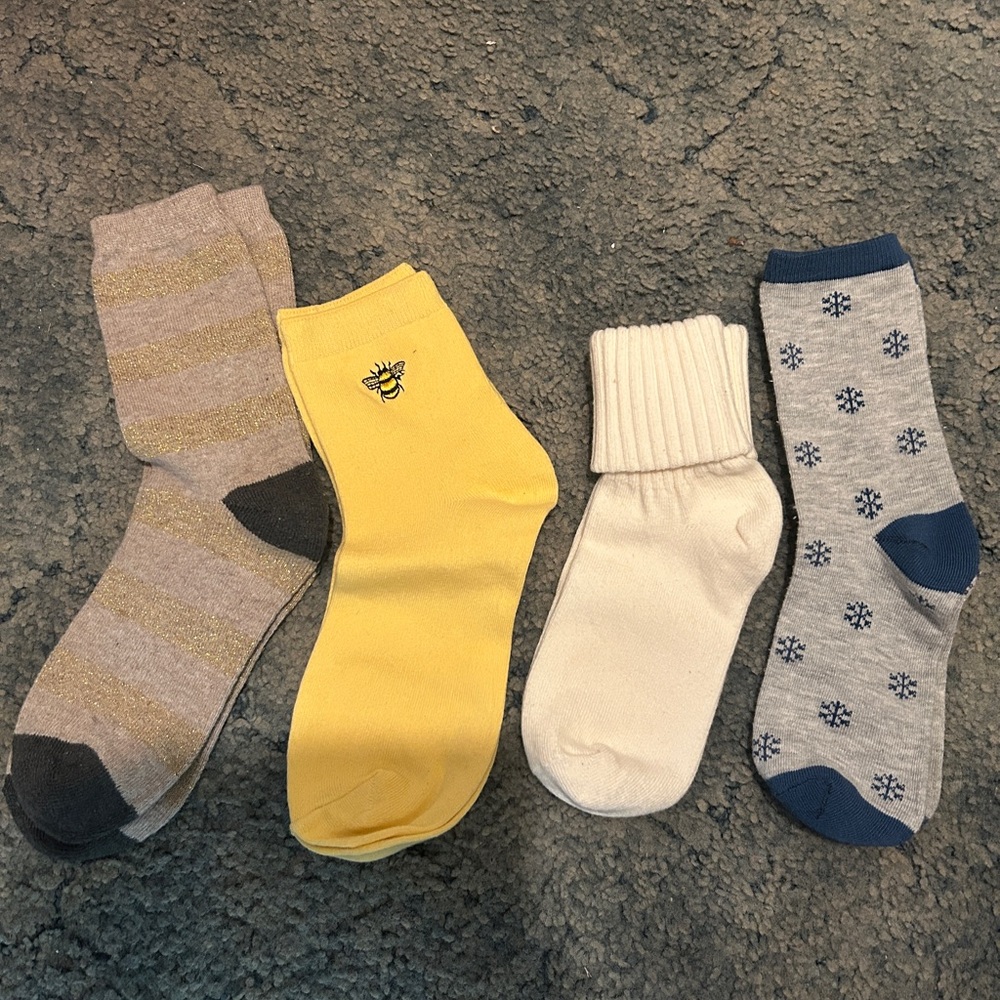 4 Socks, Yellow Bee Design, crème color Bobby Sox, gray with snowflake gray/navy